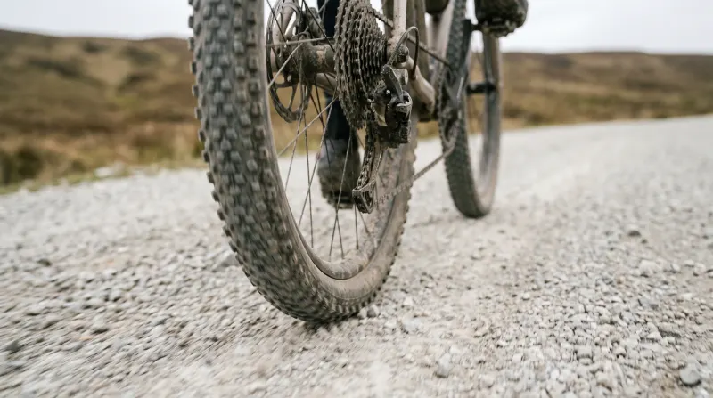 Ruota di una bici gravel su un fondo sterrato